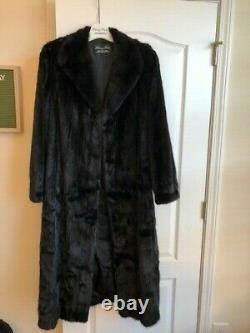 Henig Furs Ladies Mink Coat (Full Length Size Large). Excellent Condition