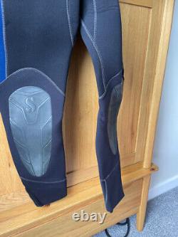 Womens ScubaPro full length wetsuit. Large 5/7mm. Zip ankles. Excellent condion