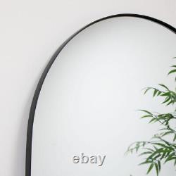 Grand miroir arqué noir à cadre fin, de style art déco minimaliste, à poser en longueur.