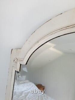 Grand miroir d'église français antique en bois vieilli et rustique, de couleur blanche dans le style shabby chic.