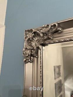 Grand miroir de plancher/mur en argent/gris ancien de pleine longueur. La taille est de 85cm X 210cm.