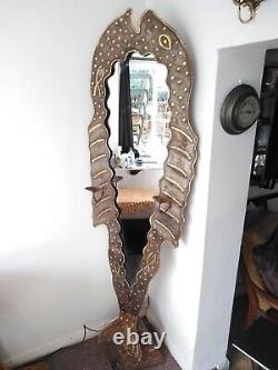 Grand miroir en acier sculptural en forme de poisson en longueur totale.