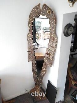 Grand miroir en acier sculptural en forme de poisson en longueur totale.