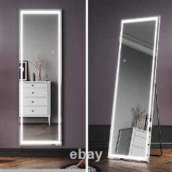 Grand miroir en pied avec lumière LED fixé au mur de la chambre à coucher.