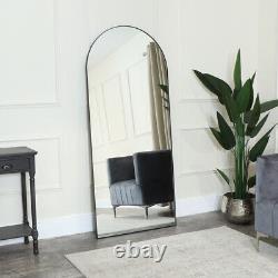 Grand miroir noir à arc encadré fin, style art déco minimaliste, sur pied, en longueur complète.
