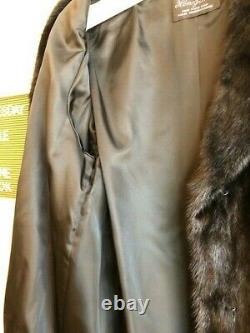 Henig Furs Ladies Mink Coat (full Length Size Large). Excellent État