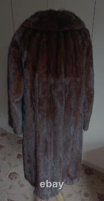 Manteau en fourrure véritable de vison de ranch vintage, pleine longueur, avec une taille évaluée comme Large.
