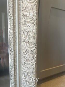 Miroir de grande taille en crème classique à design antique et orné de détails