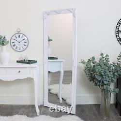 Miroir inclinable vertical vintage shabby chic orné, de grande taille, de plein pied, de couleur blanche.