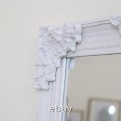 Miroir inclinable vertical vintage shabby chic orné, de grande taille, de plein pied, de couleur blanche.