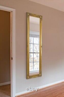 Miroir mural en bois peint en or de style ancien de grande taille de 5 pieds 6 pouces de hauteur par 1 pied 6 pouces de largeur.