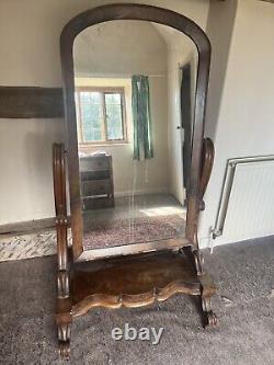 Miroir sur pied pleine longueur en acajou antique de style cheval.