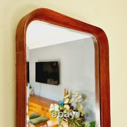 Miroir vintage en noyer de milieu de siècle avec grand cadre profond biseauté danois plein longueur