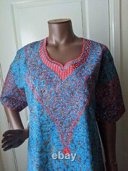 Robe longue style sénégalais en dentelle Ankara brodée et pierres précieuses