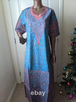 Robe longue style sénégalais en dentelle Ankara brodée et pierres précieuses