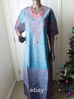 Robe longue style sénégalais en dentelle Ankara brodée et pierres précieuses