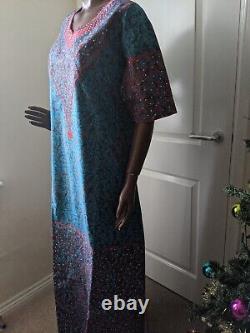 Robe longue style sénégalais en dentelle Ankara brodée et pierres précieuses