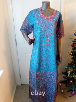 Robe longue style sénégalais en dentelle Ankara brodée et pierres précieuses