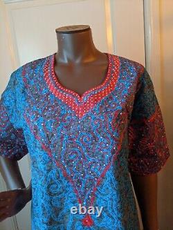 Robe longue style sénégalais en dentelle Ankara brodée et pierres précieuses