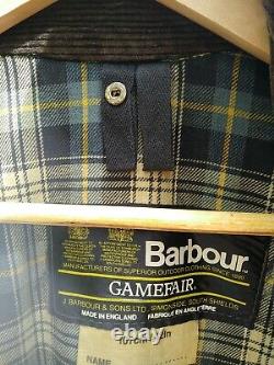 Veste en cire Barbour GameFair verte, taille c42 large, vintage, avec 2 blasons, longueur complète.